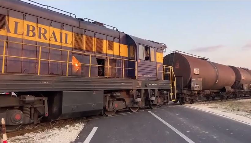 VIDEO/ Pëson defekt treni në Novoselë, bllokohet rruga dytësore që lidh Vlorën me Fierin