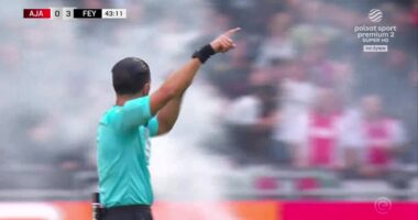 VIDEO/ Ngjarje e shëmtuar, tifozët e Ajax “ndërpresin” klasiken ndaj Feyenoord