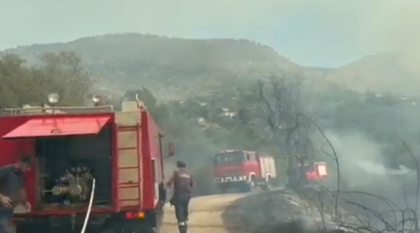 Sarandë, digjen tre shtëpi/ Zjarri  në fshatin Livinë, u rrezikuan edhe banesa të tjera