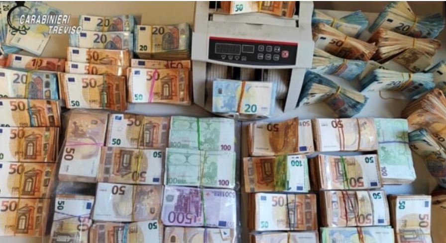 Arrestohen dy shqiptarë në Itali/ U kapën me 58 kg drogë dhe mbi 400 mijë euro, sekuestrohet edhe “fletorja e koduar”