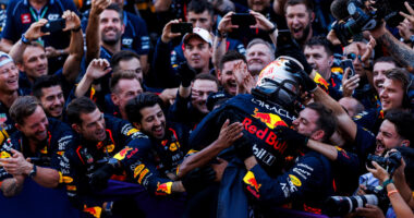 Verstappen triumfon dhe në Japoni, holandezi i “dhuron” skuadrës titullin e 6-të kampion