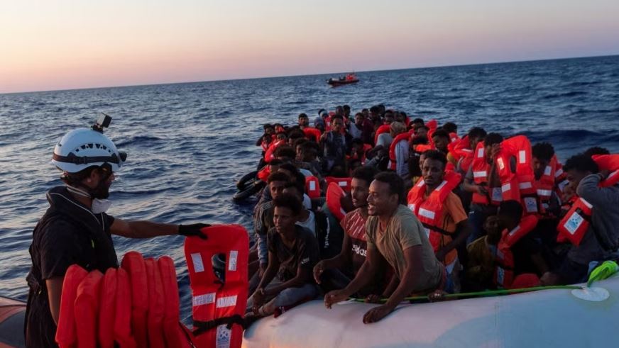 Italia ashpërson ligjet e azilit mes valës në rritje të migrantëve