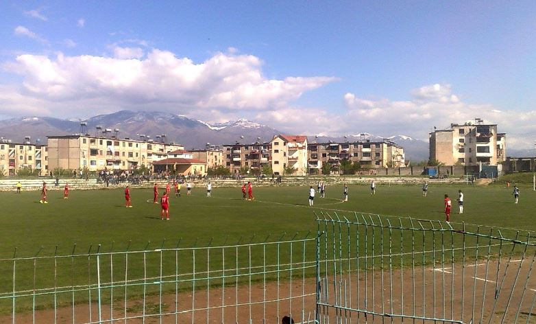 Tiranë/ I mori lekë të riut me premtimin se do ta bënte pjesë të skuadrës së futbollit, arrestohet trajneri mashtrues