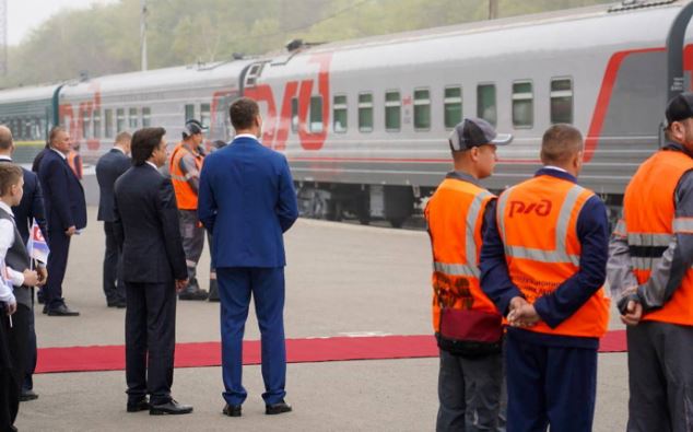 Kim Jong Un viziton fabrikën ruse të avionëve