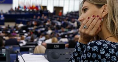 Eva Kaili rikthehet në Parlamentin Europian pas skandalit të Katargate