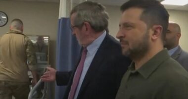 VIDEO/ Zelensky viziton ushtarët e plagosur gjatë vizitës në SHBA