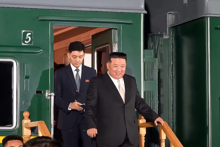 Kim Jong Un në Rusi, takohet me guvernatorin rus