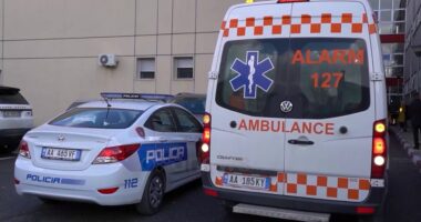 Aksident në Elbasan, makina përplas të moshuarin