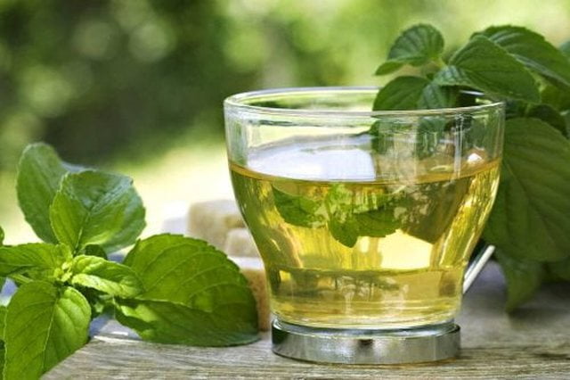 Sa kafeinë përmban çaji i gjelbërt? Çfarë duhet të dini para se ta konsumoni?