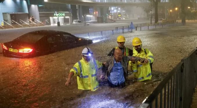 Përmbytje që nuk ishin parë prej 140 vitesh, Hong Kongu “pushtohet” nga uji