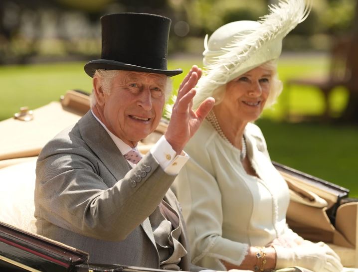 Franca shtron tapetin e kuq për Mbretin Charles dhe Camilla, monarku britanik nis sot vizitën 3-ditore