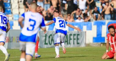 VIDEO/ Skënderbeu vazhdon të shkëlqejë, korçarët “shtangin” Tiranën në “Selman Stërmasi”