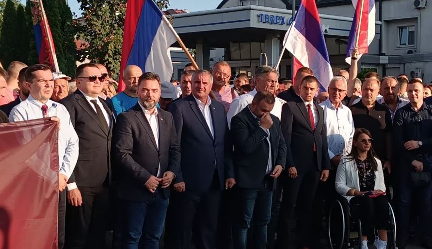 Bllokohen 4 rrugët kryesore në Bosnje, protestohet në mbështetje të Dodik