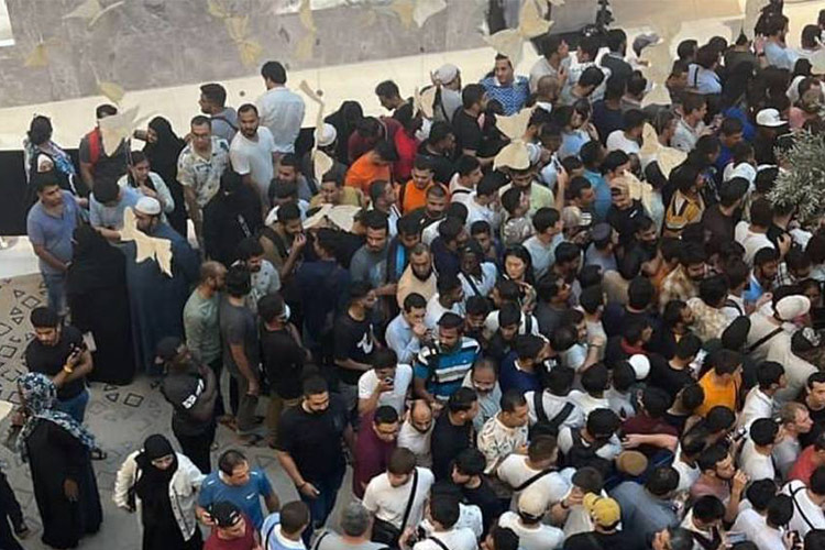 VIDEO/ Kaos për iPhone 15 në Dubai, njerëzit përleshen me njëri-tjetrin për të marrë telefonin e ri