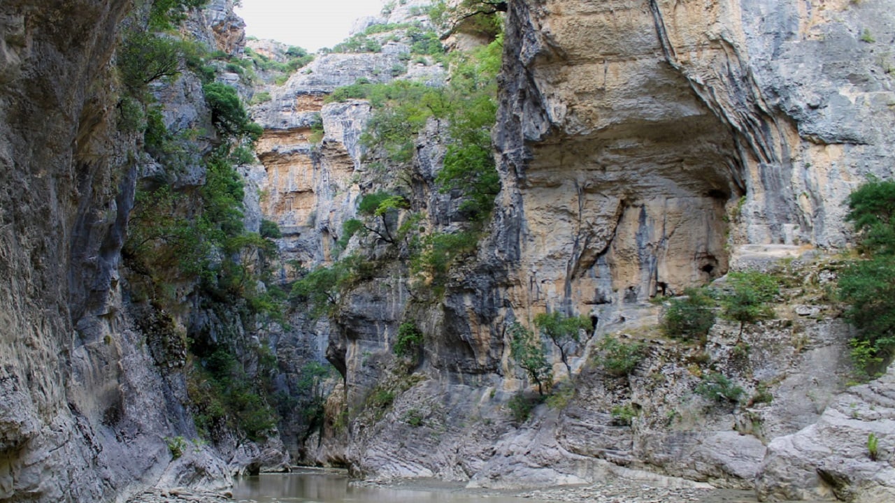 Moti i keq, bllokohet një grup turistësh të huaj në Kanionin e Langaricës në Përmet