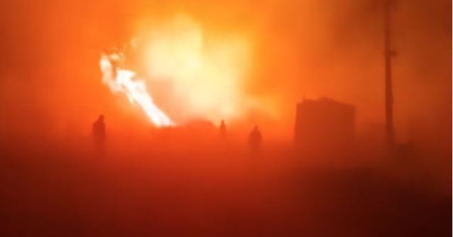 “Zjarri në Patos ka marrë përmasa tepër të mëdha”, Balla: Forcat zjarrfikëse dhe efektivë të  FNSH po luftojnë me flakët