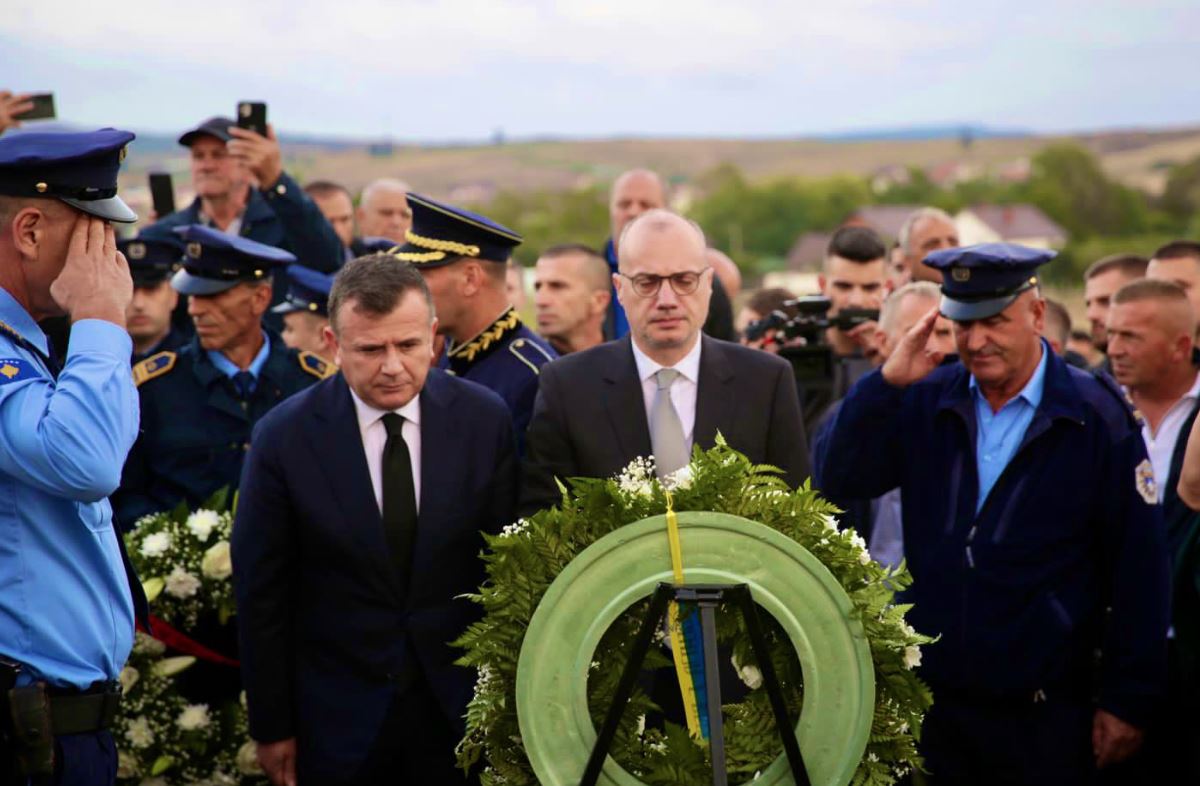 Lamtumira e fundit e Rreshter Afrim Bunjakut, ministrat Hasani e Balla marrin pjesë në ceremoni