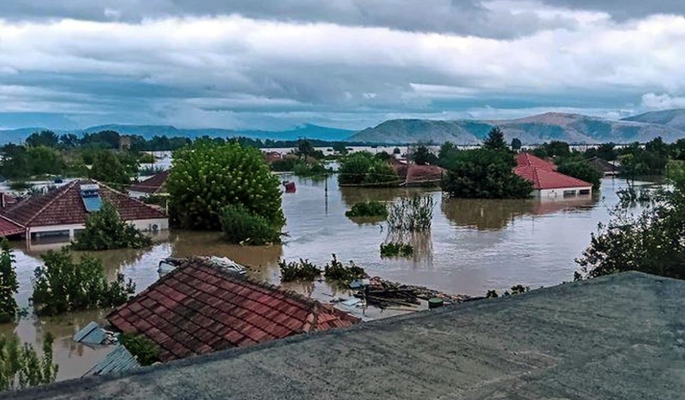 Pamje tronditëse nga Greqia/ Njerëzit ngjiten nëpër çati për të shpëtuar, kërkojnë helikopter për ndihmë