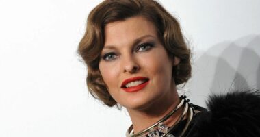 Modelja e njohur zbulon se vuan nga kanceri i gjirit