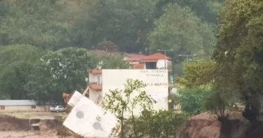FOTO/ Moti i keq në Greqi, uji merr para ndërtesën në Mouzaki të Karditës