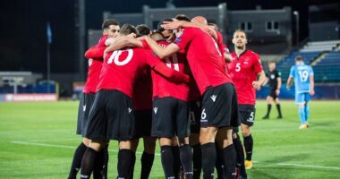 &ldquo;Panik&rdquo; te &ldquo;kuqezinjt&euml;&rdquo;, tekniku Sylvinho rrezikon sh&euml;rbimet e titullarit p&euml;r sfid&euml;n ndaj &Ccedil;ekis&euml;