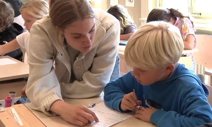 Suedi, debati mbi kufizimin e teknologjisë në shkollat fillore