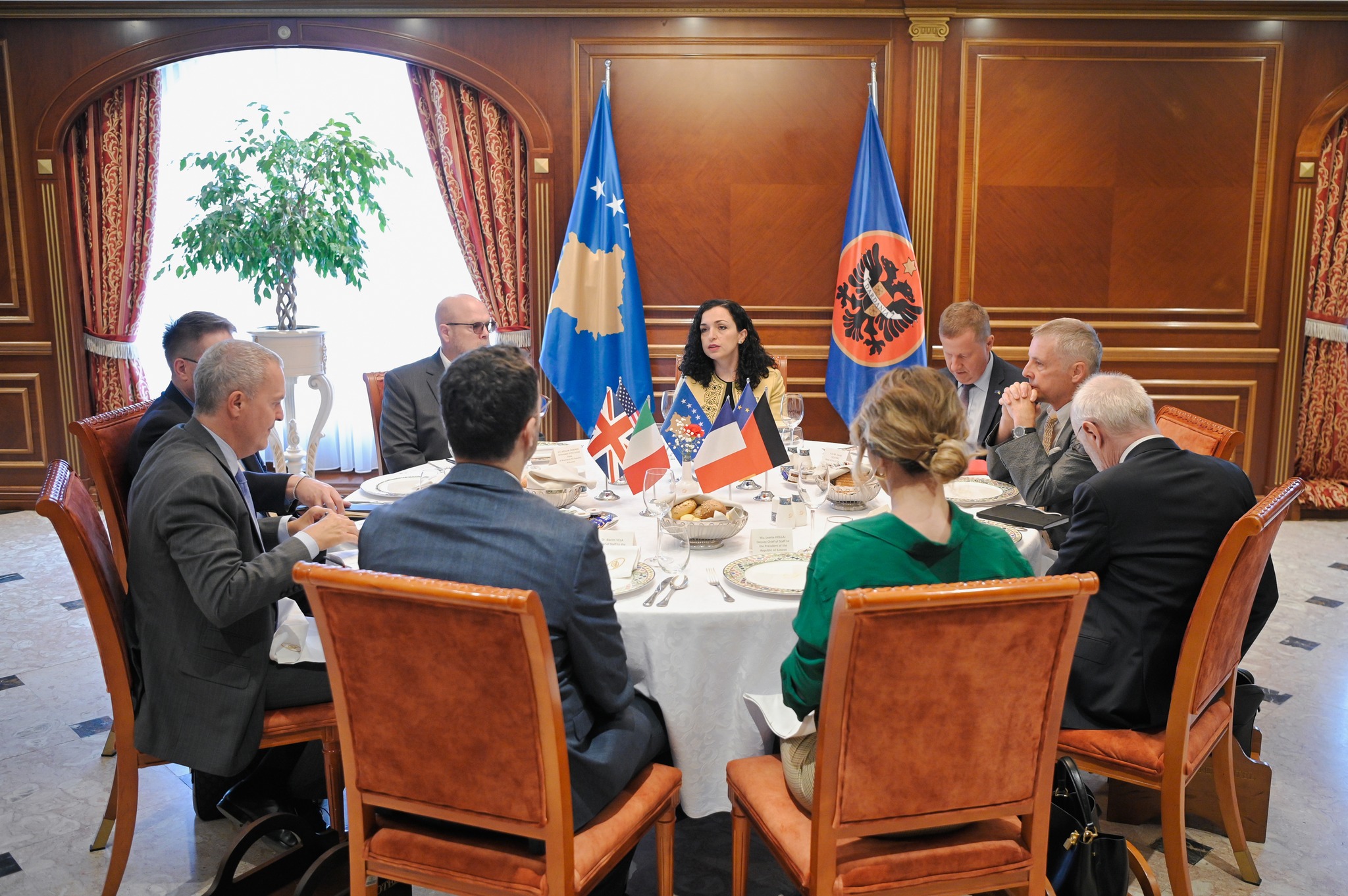 Osmani takim me ambasadorët e QUINT-it: Serbisë duhet t’i kërkohet llogari për veprimet kundër Kosovës