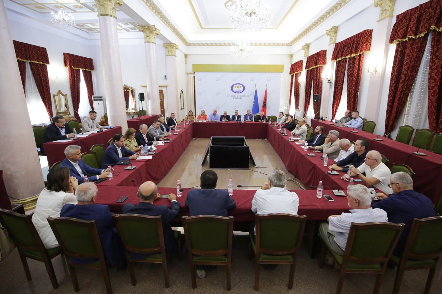 Mblidhet tryeza e dytë e Bardhit me Berishën/ Çfarë pritet të diskutojnë deputetët opozitarë opozitarë