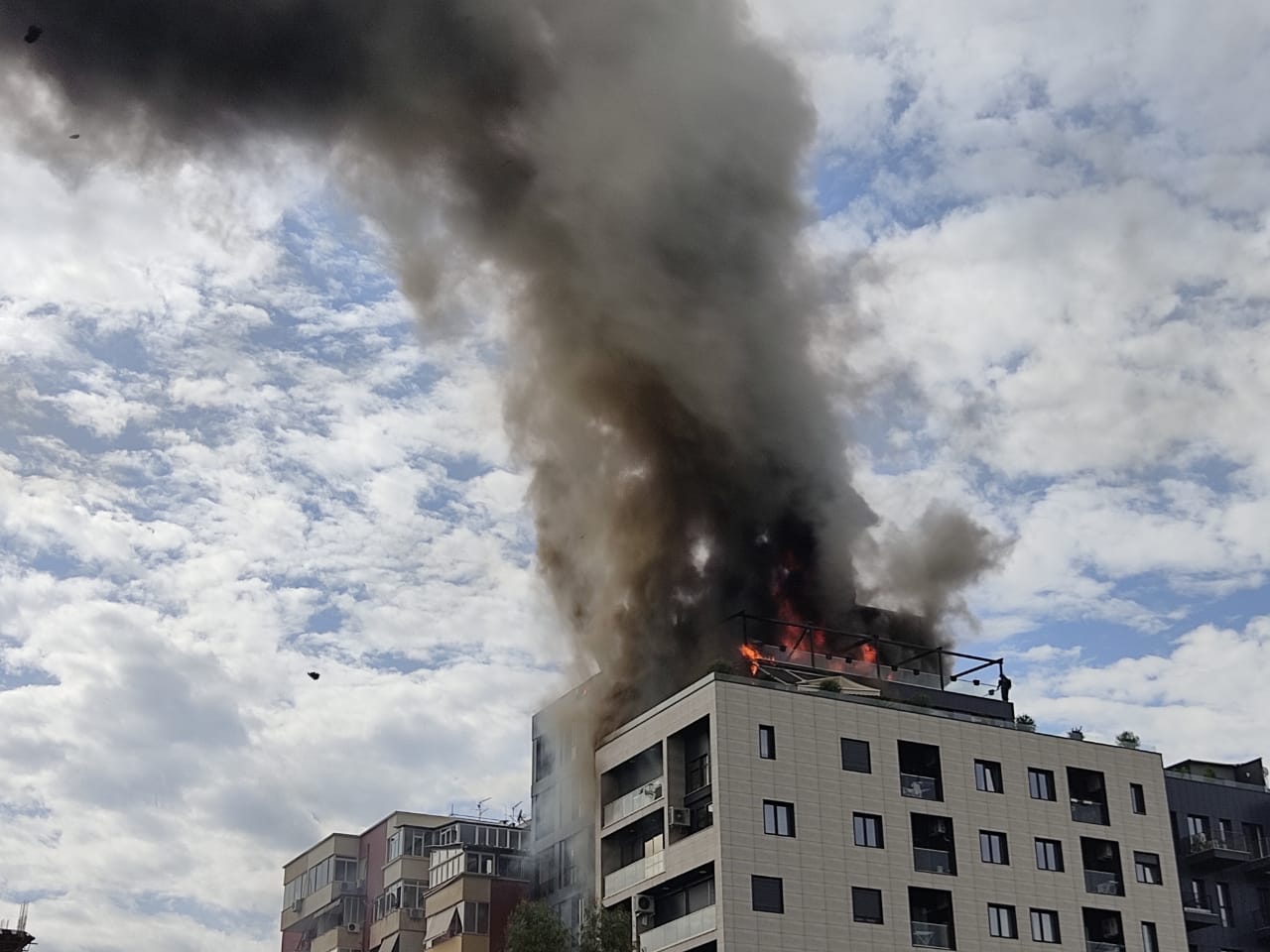 VIDEO/ Zjarri në apartamentin në Tiranë, flakët përhapen me shpejtësi