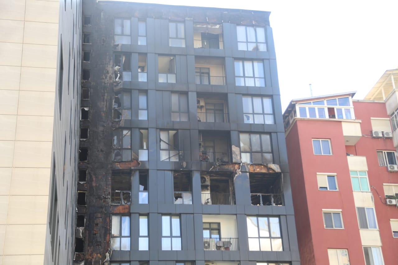 Pallati i djegur në Tiranë/ Vazhdojnë hetimet për shkakun e zjarrit