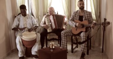 I paparë / 73-vjeçari shqiptar bën grup muzikor në SHBA, sukses me aheng tirons