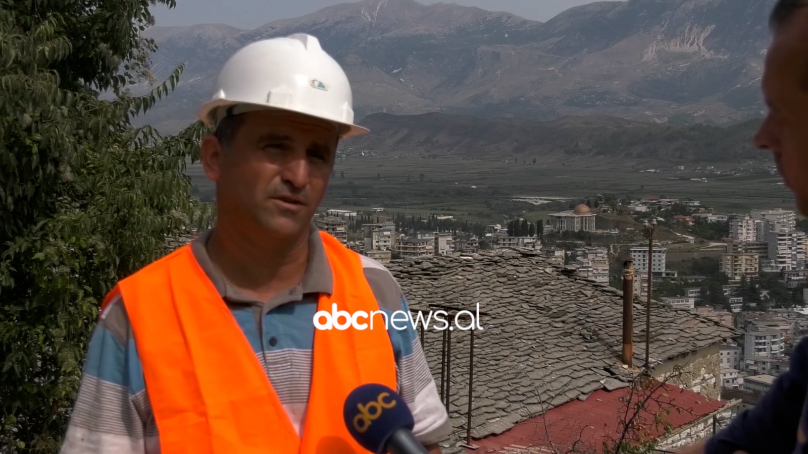 Ustai i çative të sigurta/ Bledar Hatika u kthye nga emigrimi për të punuar në Gjirokastër