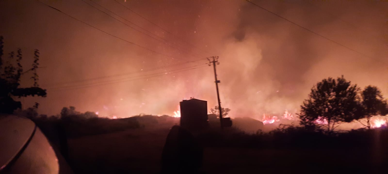VIDEO/ Merr përmasa të frikshme zjarri në Patos, rrezikohet nënstacioni elektrik, vatër edhe në autostradën Fier – Lushnje