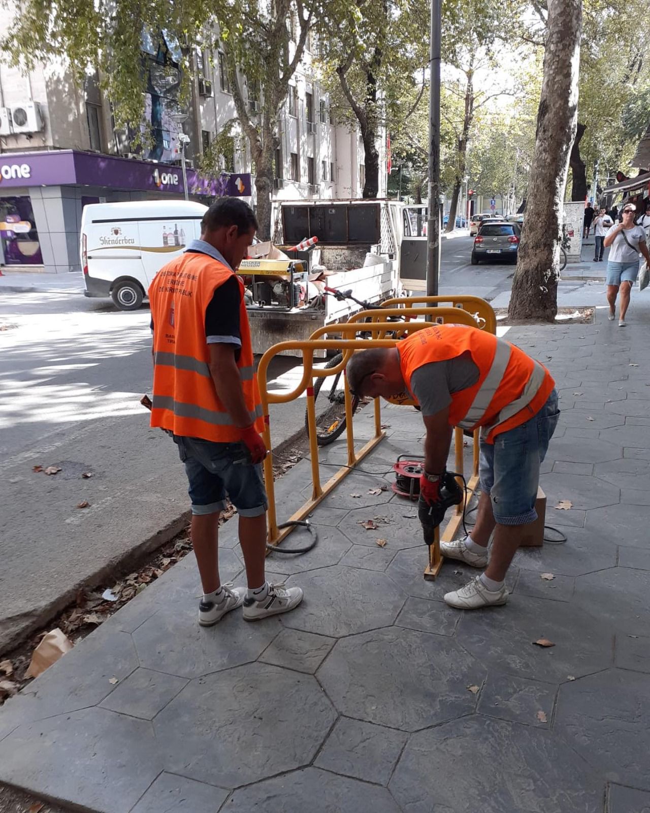 FOTOT/ Pas trotuarëve të rinj në “Mylsym Shyri”, instalohen dhe vendqëndrimet për biçikletat