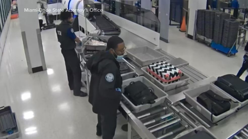 VIDEO/ Punëtorët e aeroportit të Miami-t vjedhin paratë e pasagjerëve gjatë kontrollit të sigurisë