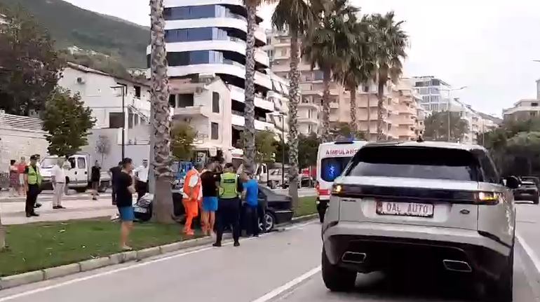 VIDEO/ Aksident në Vlorë, makina humb kontrollin dhe përplaset me pemën, dërgohet në spital shoferi
