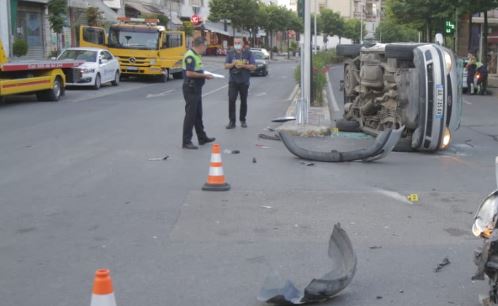 Si në filma/ Shoferi i dehur përplas makinën e parkuar, më pas një polic dhe një këmbësore në Tiranë