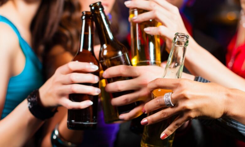 Studimi: Femrat pinë alkool më shumë se meshkujt
