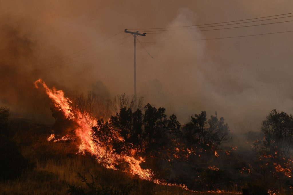 Zjarret në Greqi, evakuohen dy zona banimi në Stamatë