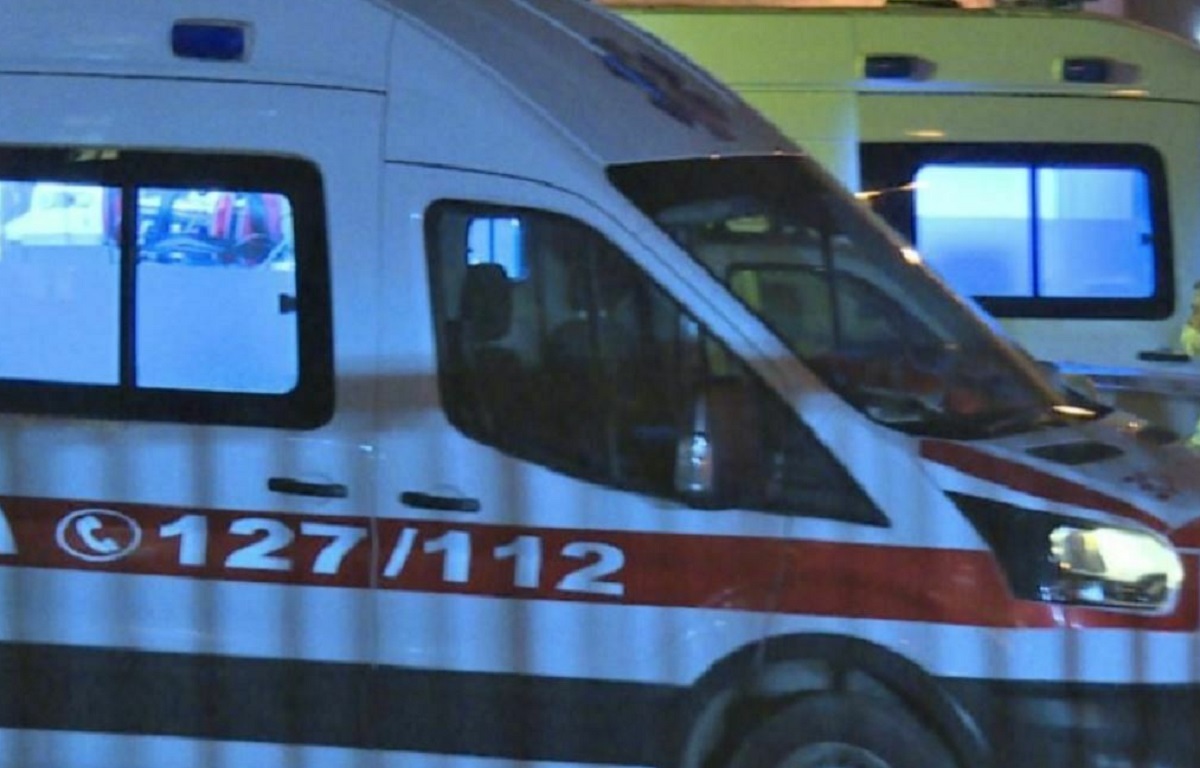 Rrëzohet nga biçikleta polici te “21 Dhjetori”, niset me urgjencë drejt spitalit “Nënë Tereza”