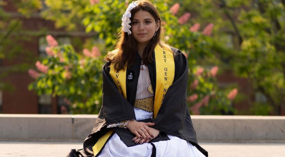 FOTO/ Shqiptarja diplomohet në Universitetin prestigjoz të Harvardit, shkon në ceremoni me veshje kombëtare