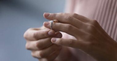 A e dini pse është e rëndësishme t’i hiqni stolitë para se të flini?