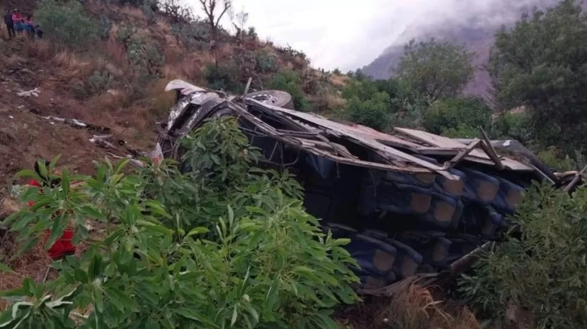 Autobusi bie në humnerë, 24 të vdekur në Peru