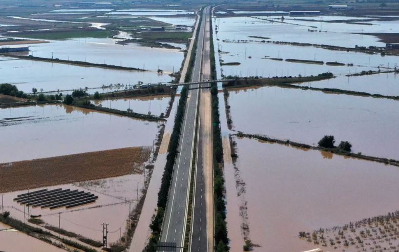 Përmbytjet në Greqi, autostrada kombëtare Athinë – Selanik mbetet e mbyllur