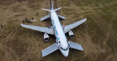 Probleme me sistemet hidraulike, avioni rus bën ulje emergjente në një arë misri në Siberi
