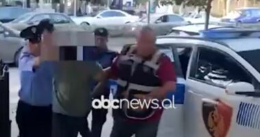 Plagosi me thikë një 20-vjeçar dhe u largua, arrestohet i riu në Babrru