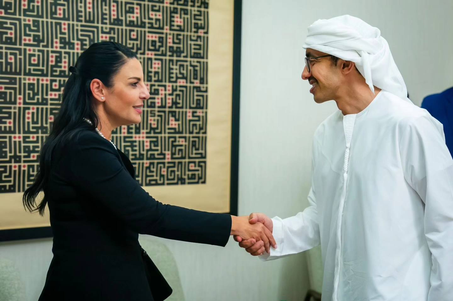 FOTO/ Balluku takon Ministrin e Punëve të Jashtme të Emirateve të Bashkuara Arabe, zbulon se çfarë diskutuan – Abc News