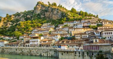 Rekordi i turizmit, 7.2 milionë të huaj vizituan Shqipërinë në janar-gusht 2023