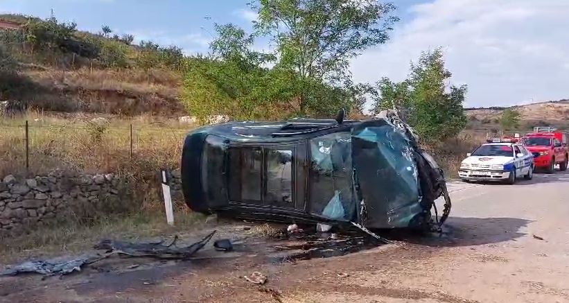 VIDEO/ Makina del nga rruga në Maliq, lëndohen tre persona