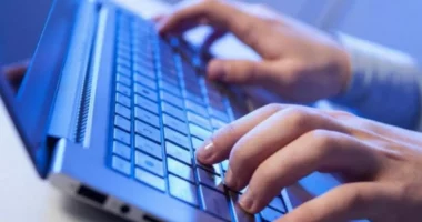 Kritikoi luftën në Ukrainë, blogeri rus dënohet me 8 vite burg